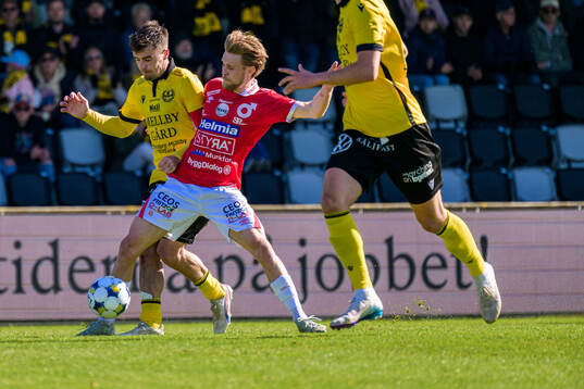 Mjällbys Jesper Gustavsson och Degerfors Teo Grönborg