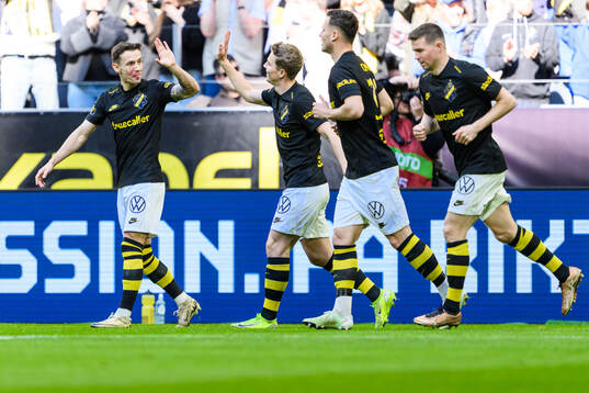 AIKs Bersant Celina och Johan Hove jublar