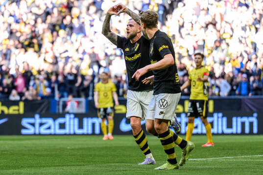 AIKs John Guidetti och Johan Hove jublar