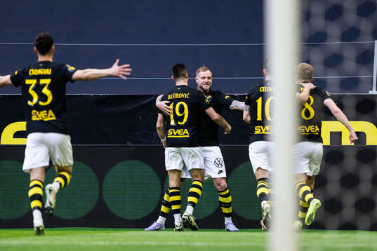 AIKs Johan Hove jublar med Dino Besirovic, John Guidetti