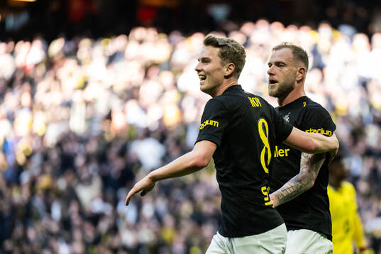 AIKs John Guidetti jublar med Johan Hove