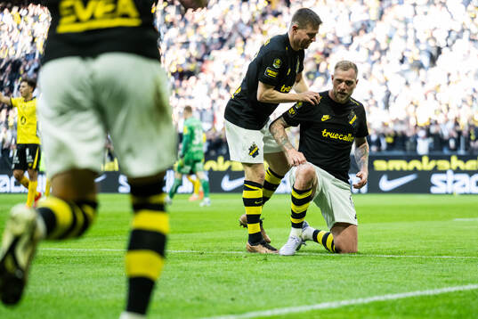 AIKs John Guidetti jublar med Mads Døhr Thychosen