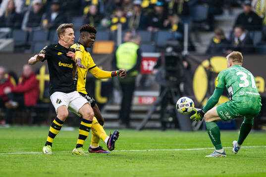 AIKs Johan Hove mot Elfsborgs Terry Yegbe och målvakt Isak