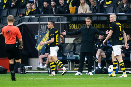 AIKs tränare Mikkjal Thomassen reagerar mot domare Fredrik