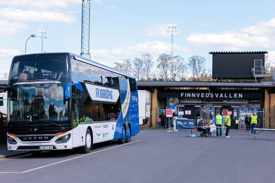 IFK Norrköpings buss utanför Finnvedsvallen
