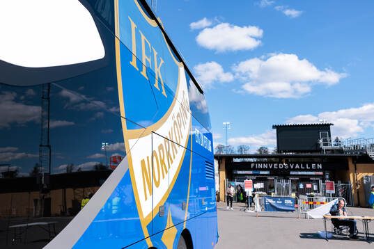 IFK Norrköpings buss utanför Finnvedsvallen