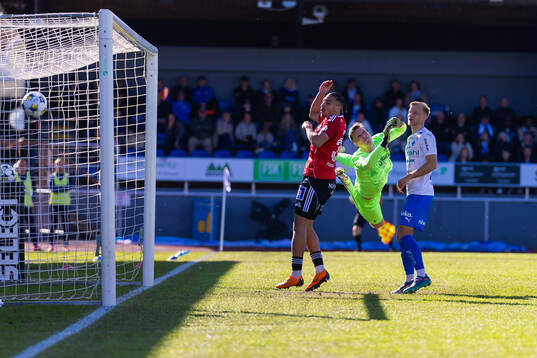 IFK Norrköpings Moutaz Neffati och Värnamos målvakt Hugo