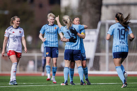 Djurgårdens Mimmi Larsson jublar med lagkamrater