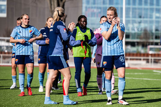 Djurgårdens spelare applåderar publiken