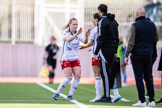 Rosengårds Emma Jansson i ett byte med Isabella Sara