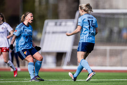 Djurgårdens Therese Åsland och Mimmi Larsson jublar