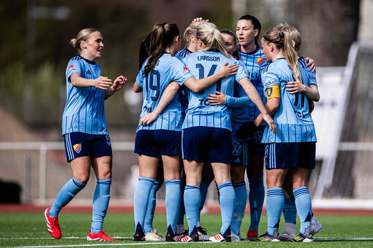 Djurgårdens Mimmi Larsson jublar med Lucia Duras, Therese