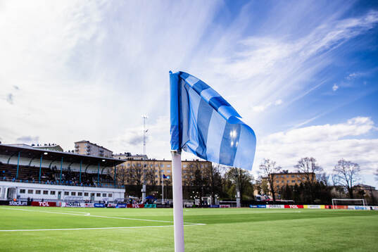 En hörnflagga på Kristinebergs IP med blå färger