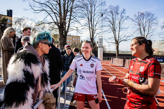 Lisa Ek med Rosengårds Bea Sprung och målvakt Eartha