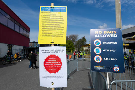 Skyltar med information utanför Bravida Arena