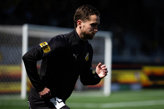 Häckens Adam Lundkvist  värmer upp