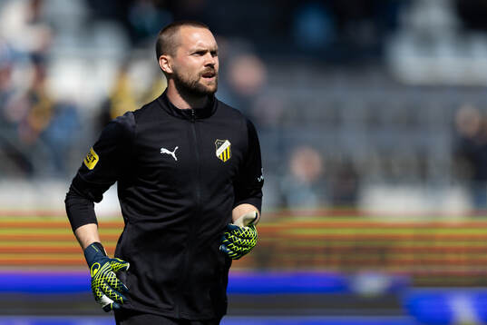 Häckens målvakt Oscar Jansson  värmer upp