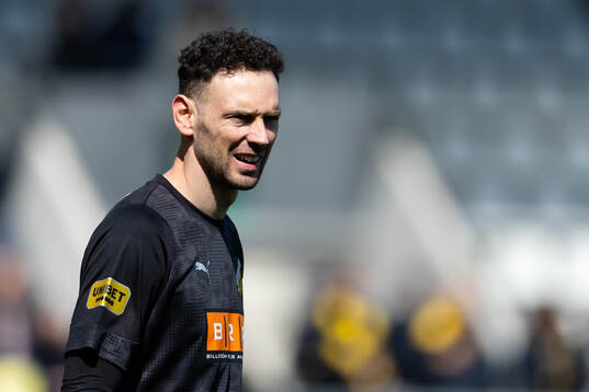 Häckens målvakt Etrit Berisha värmer upp