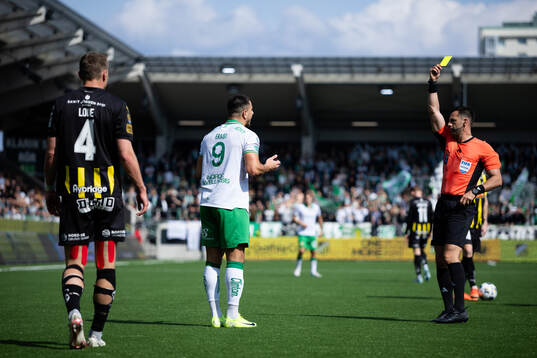 Hammarbys Jusef Erabi får ett gult kort