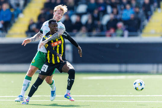 Hammarbys Victor Eriksson och Häckens John Paul Dembe