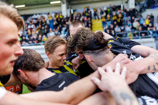 Häckens Silas Andersen jublar med lagkamater