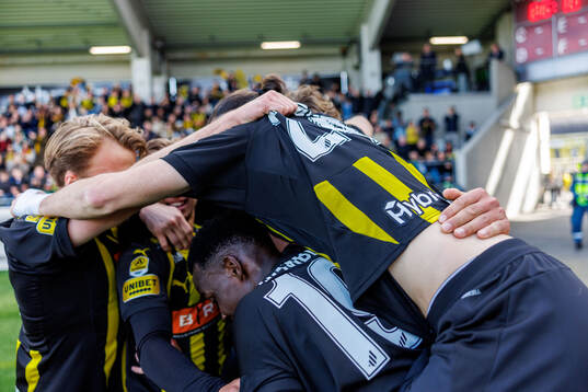 Häckens Silas Andersen jublar med lagkamater