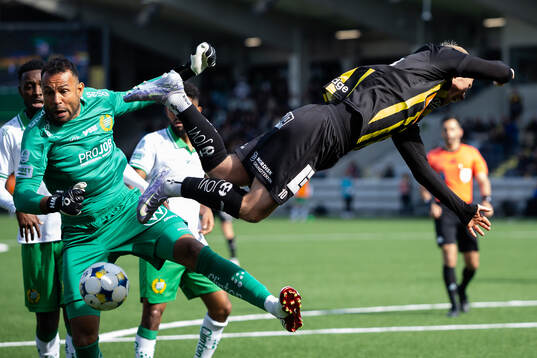 Hammarbys målvakt Warner Hahn och Häckens Mikkel Rygaard