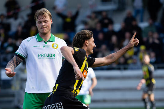Hammarbys Victor Eriksson deppar jämte jublande Silas