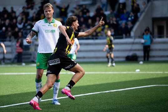Hammarbys Victor Eriksson deppar jämte jublande Silas