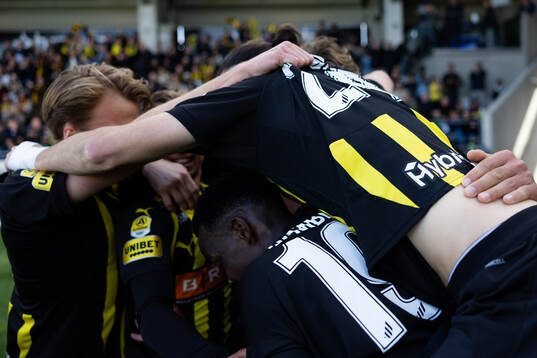 Häckens Silas Andersen jublar med lagkamrater