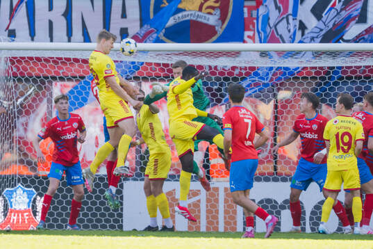 Kalmars Lars Sætra och Helsingborgs målvakt Johan