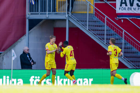 Kalmars Lars Sætra och Aboubacar Keita jublar