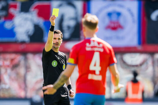 Domare Fikret Buqa dömer gult kort och Helsingborgs Marcus