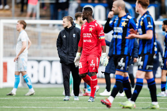 Sirius målvakt Ismael Diawara deppar
