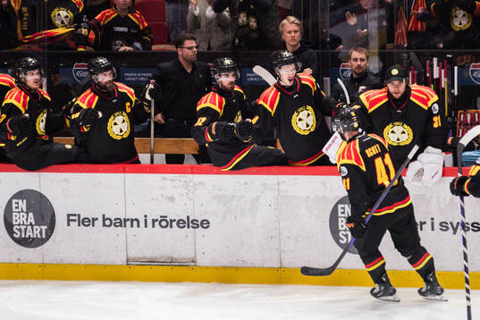 Brynäs Greg Scott jublar med lagkamrater