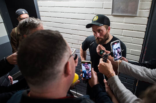 Brynäs Johan Larsson i mixade zonen
