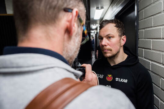 Luleås Erik Gustafsson i mixade zonen