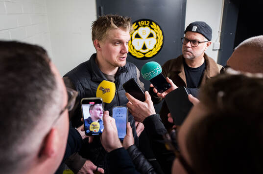 Brynäs Jakob Silfverberg i mixade zonen
