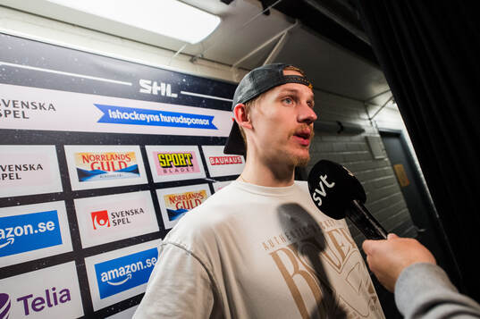 Brynäs Oskar Lindblom i mixade zonen