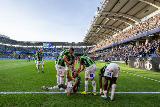 GAIS Harun Ibrahim jublar med lagkamrater