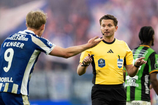 IFK Göteborgs Max Fenger reagerar mot domare Joakim