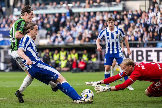 GAIS Axel Henriksson i kamp om bollen med IFK Göteborgs
