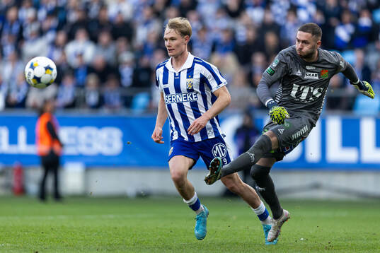 IFK Göteborgs Max Fenger och GAIS målvakt Mergim Krasniqi