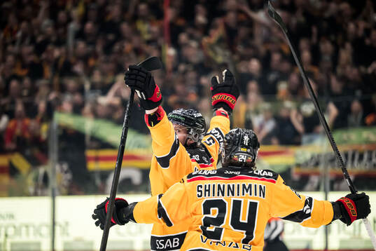 Luleås Marcus Hardegård och Brendan Shinnimin jublar