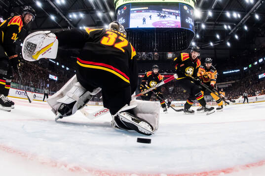 Luleås Linus Omark gör 0-3 bakom Brynäs målvakt Ludvig