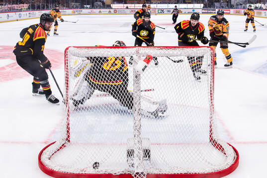 Luleås Linus Omark gör 0-3 bakom Brynäs Theo Lindstein