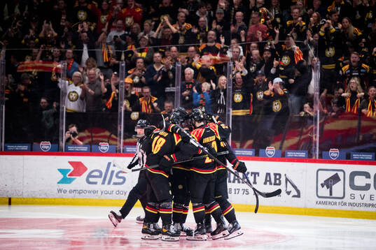 Brynäs Greg Scott jublar med lagkamrater