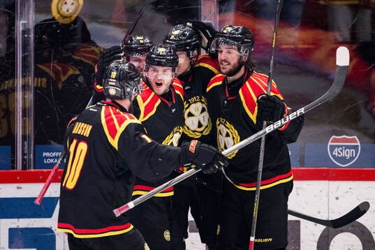Brynäs Oskar Lindblom och Victor Söderström jublar