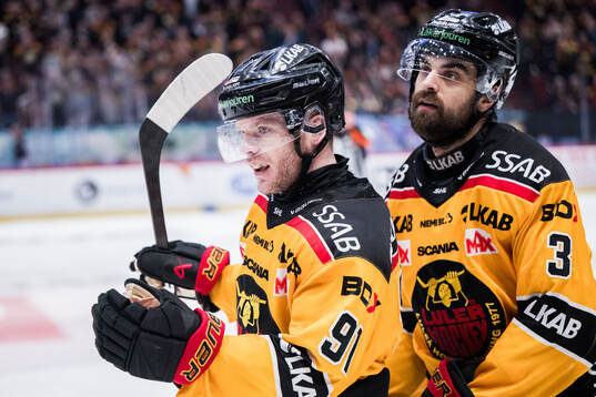 Luleås Brian O'Neil och Frederic Allard jublar