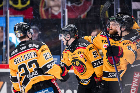 Luleås Brian O'neil jublar med lagkamrater